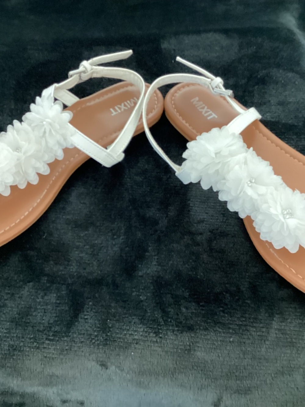 MIXIT, t-strap, flat sandals, size 9, white flowers, in excellent condition - Picture 2 of 8
